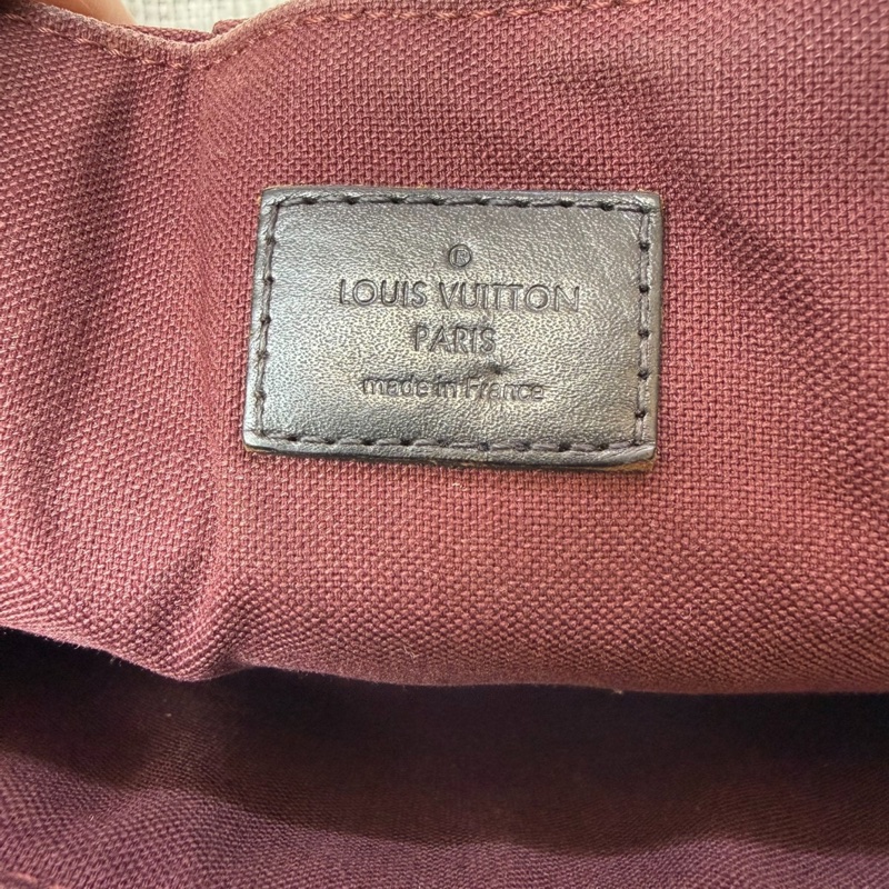 【男朋友都搶著背!這顆LV公文斜背包太帥了!】LV M56715 男士單肩包-9