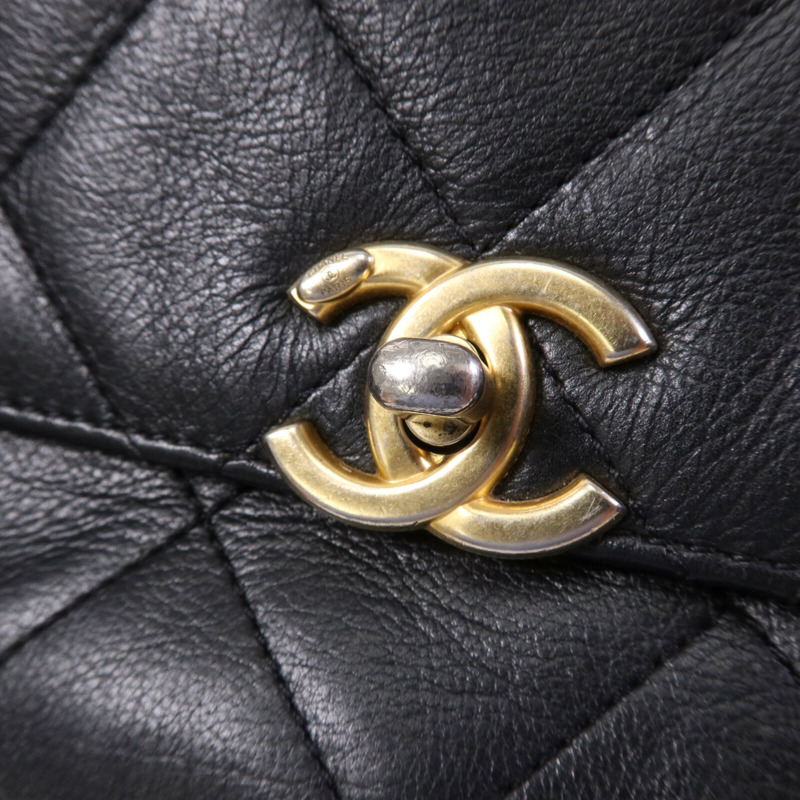 CHANEL 牛皮皮革Matelasse Bag金扣肩背袋-6