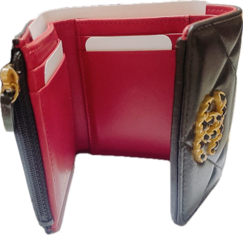 Chanel 19 短夾 (全新)-1