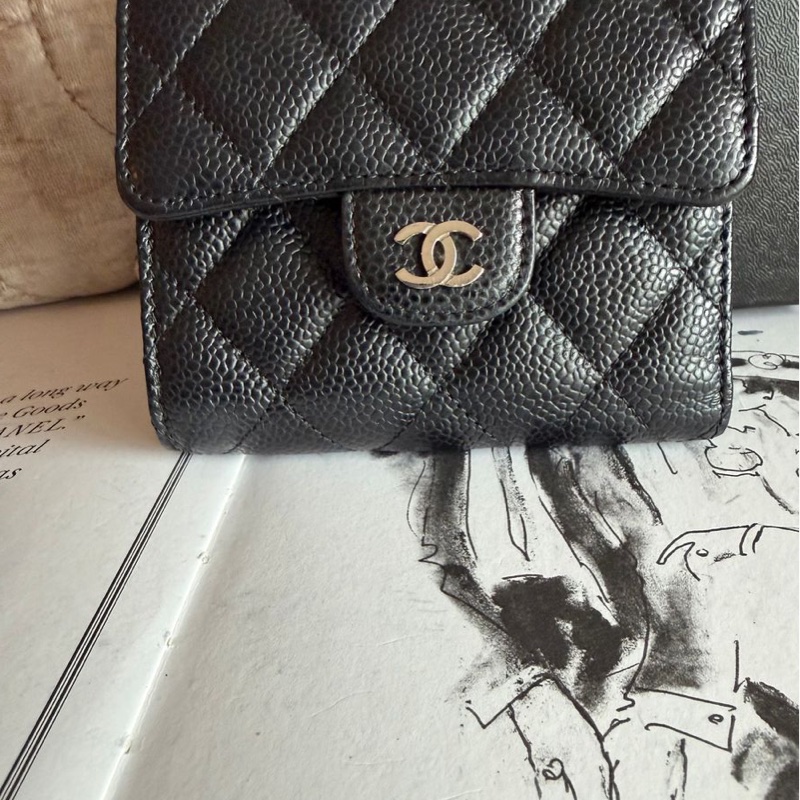 香奈兒黑荔枝經典雙c 三折短夾 經典款 男生 女生 chanel caviar black short wallet-2