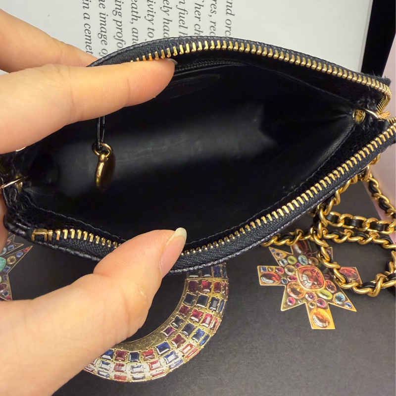 香奈兒 中古包 Chanel 黑金 魚子醬 皮革包 側背包 斜背包 二手古董包 黑色 小包 古董 中古二手Chanel黑色魚子醬皮革側背包斜背包 皮革包 單肩包 古董-11