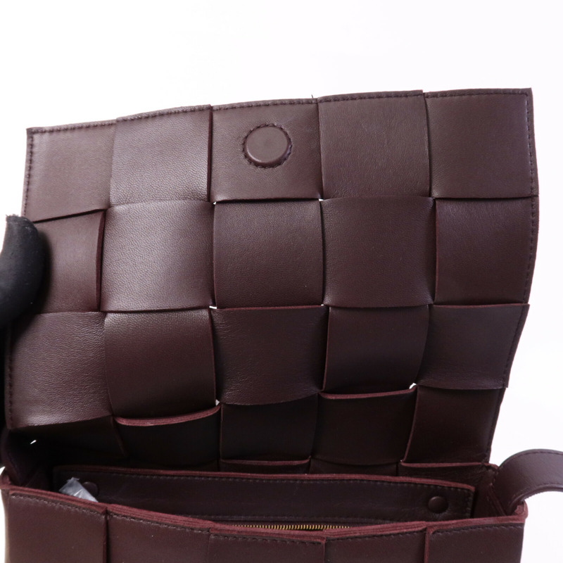 BOTTEGA VENETA 羊皮皮革Cassette Bag金扣肩背袋-12