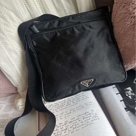 普拉達  倒三角 郵差包 prada 黑色 尼龍 斜挎 包包 女生 男生 black messenger bag