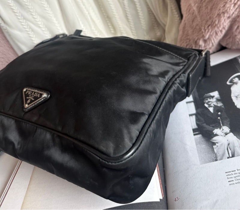 普拉達 倒三角 郵差包 prada 黑色 尼龍 斜挎 包包 女生 男生 black messenger bag-3