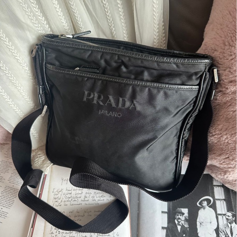 普拉達 倒三角 郵差包 prada 黑色 尼龍 斜挎 包包 女生 男生 black messenger bag-6