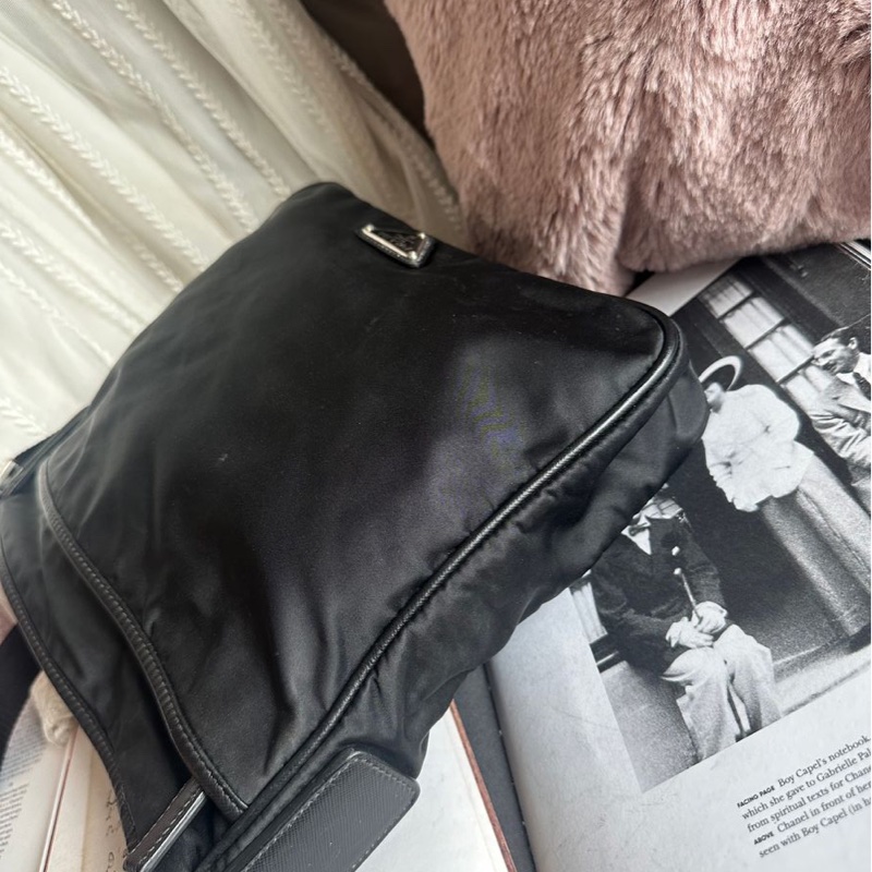 普拉達 倒三角 郵差包 prada 黑色 尼龍 斜挎 包包 女生 男生 black messenger bag-9
