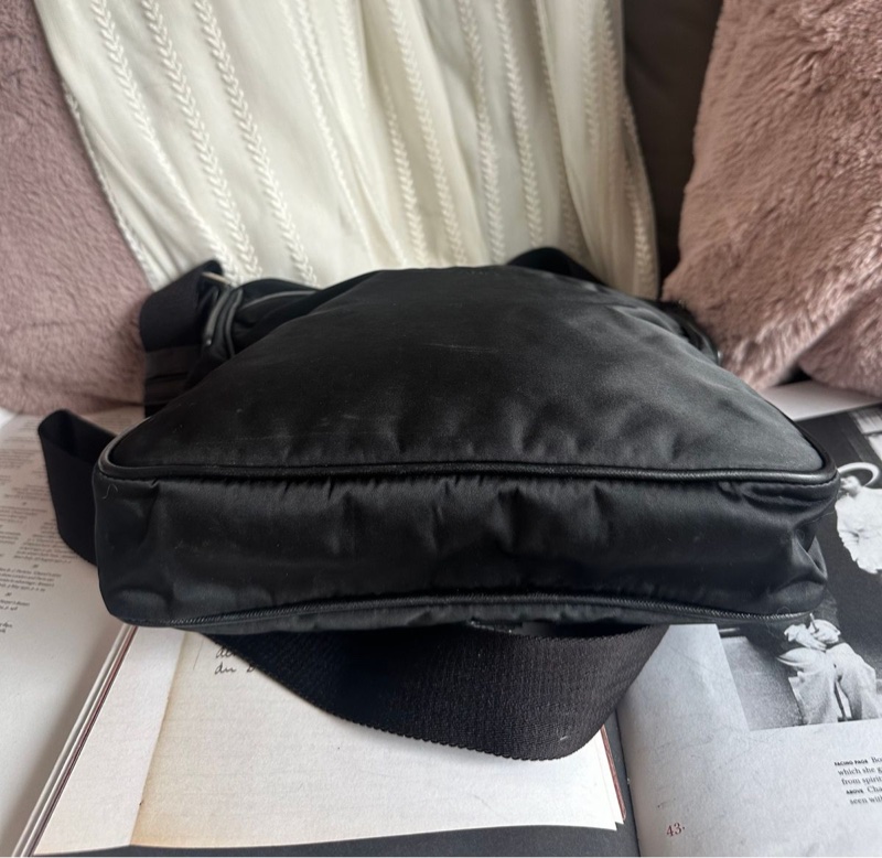 普拉達 倒三角 郵差包 prada 黑色 尼龍 斜挎 包包 女生 男生 black messenger bag-11