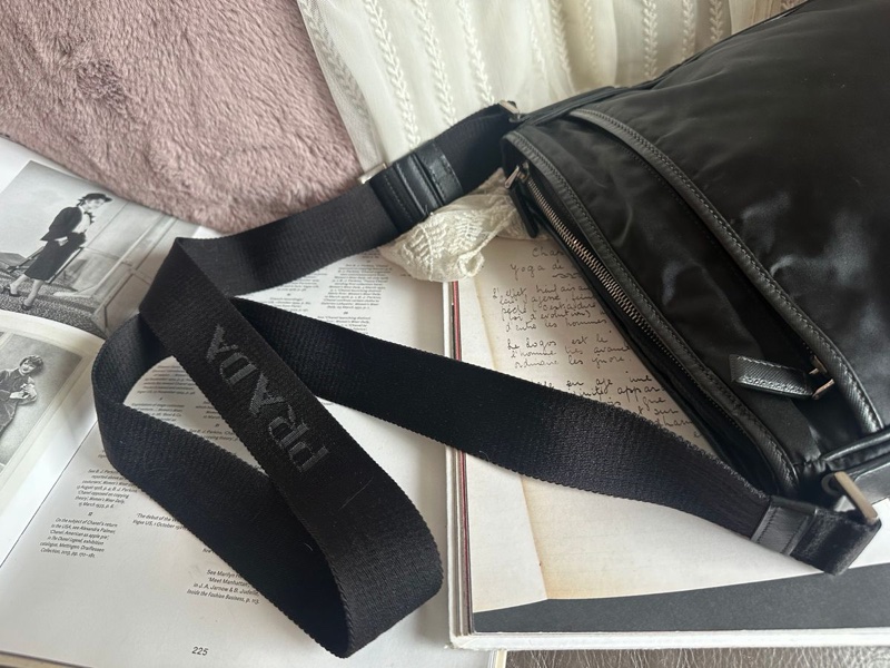 普拉達 倒三角 郵差包 prada 黑色 尼龍 斜挎 包包 女生 男生 black messenger bag-16