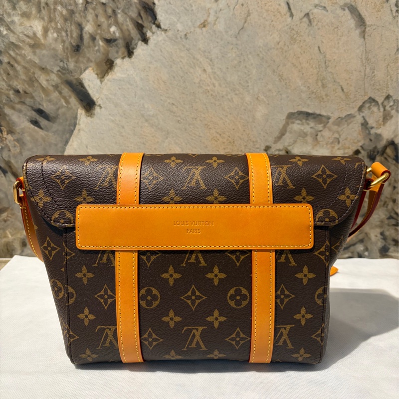 LV CHRISTOPHER信差包-1