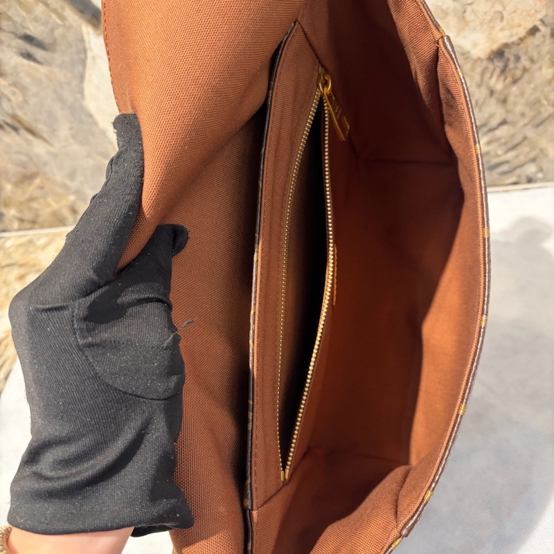 LV CHRISTOPHER信差包-9