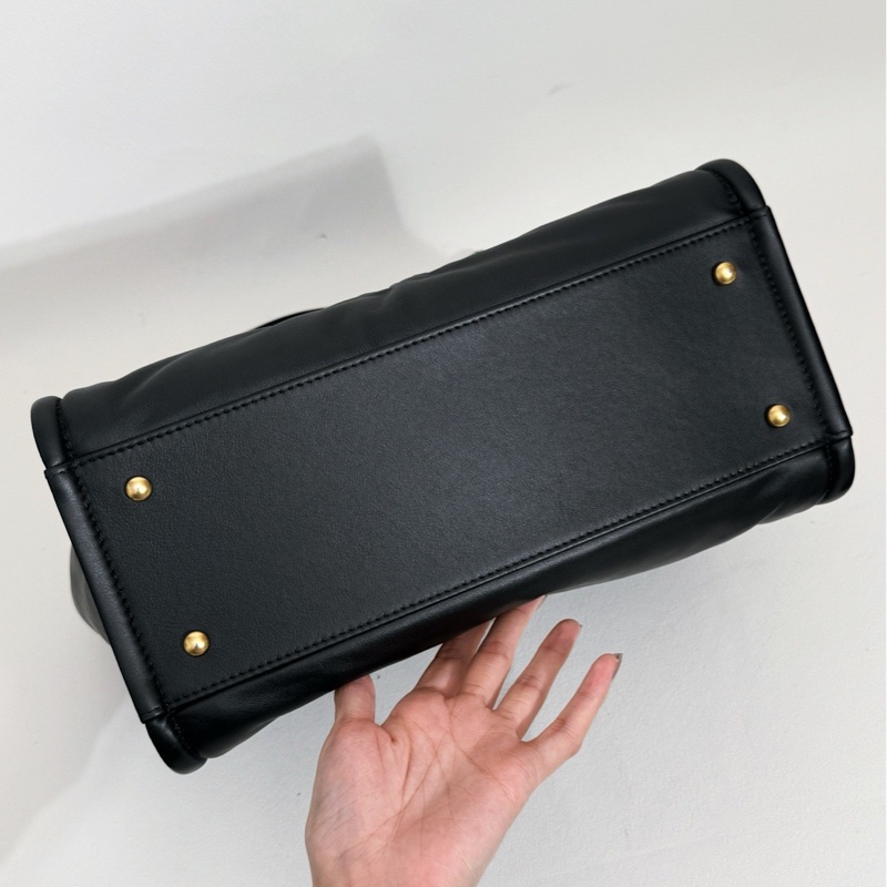 Chanel 23B 黑金牛皮沙灘包小號芯片款-2