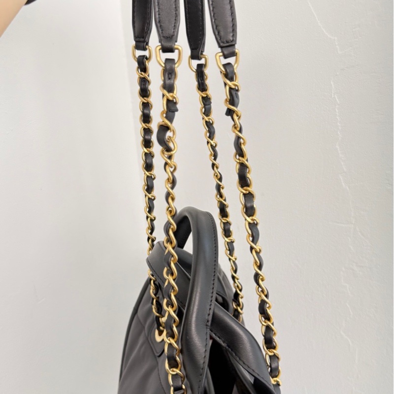 Chanel 23B 黑金牛皮沙灘包小號芯片款-3