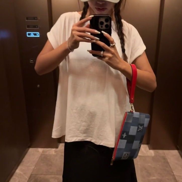 LV flore棋盤格丹寧牛仔手拿包22.5*13 95新 配件塵袋-0