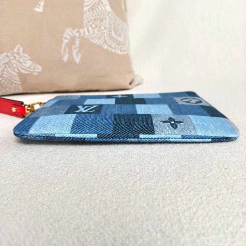 LV flore棋盤格丹寧牛仔手拿包22.5*13 95新 配件塵袋-5