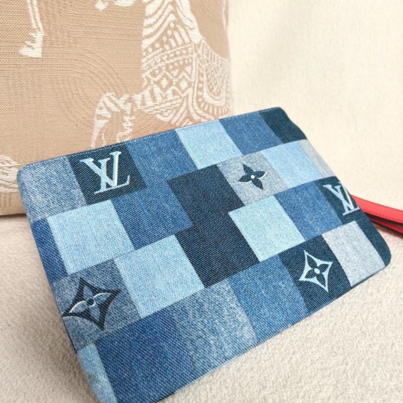 LV flore棋盤格丹寧牛仔手拿包22.5*13 95新 配件塵袋-7