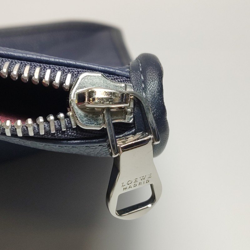 Loewe牛皮純色壓紋Logo拉鏈手提包-8