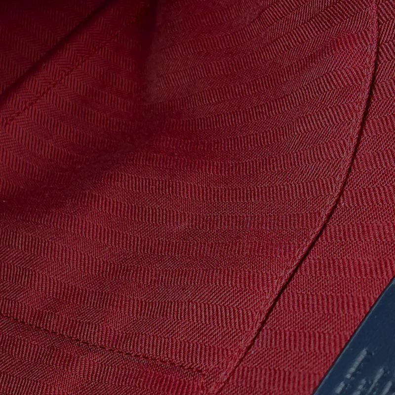 Loewe牛皮純色壓紋Logo拉鏈手提包-9