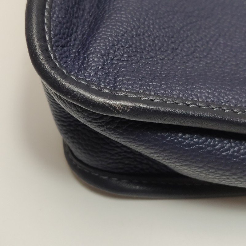 Loewe牛皮純色壓紋Logo拉鏈手提包-11