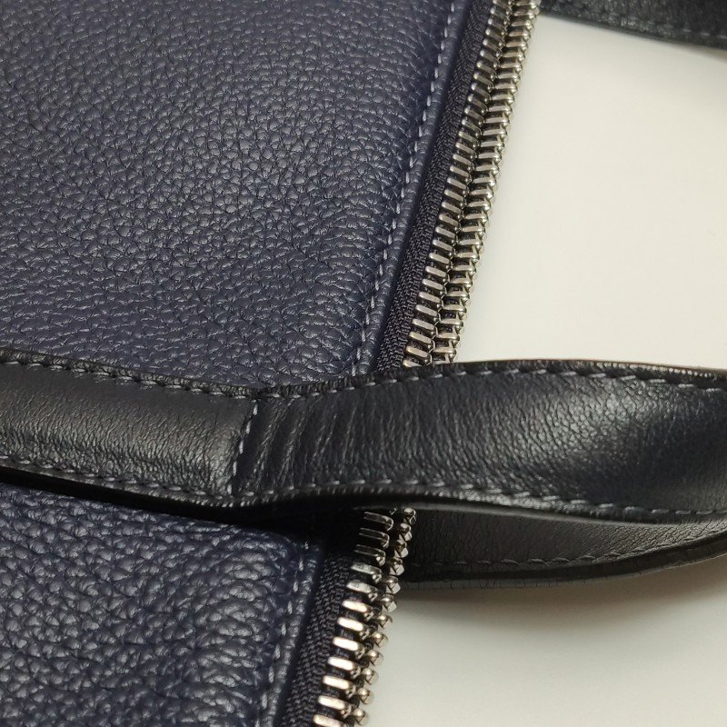 Loewe牛皮純色壓紋Logo拉鏈手提包-13