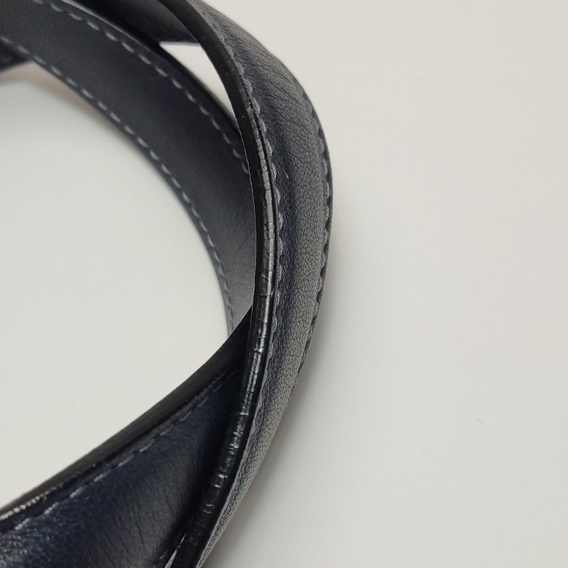 Loewe牛皮純色壓紋Logo拉鏈手提包-15