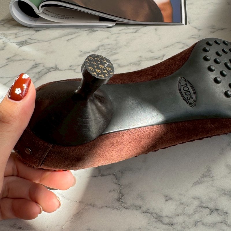 🎊個性又舒適 TODS 深咖色麂皮高跟鞋-9