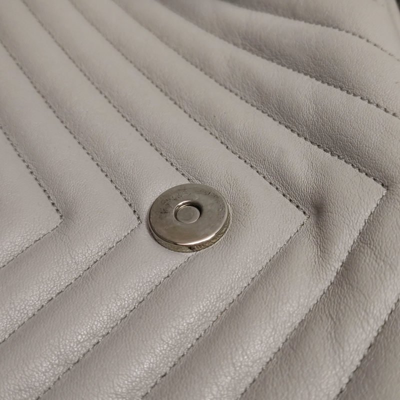 Saint Laurent College羊皮純色V紋YSL標誌單肩包-13