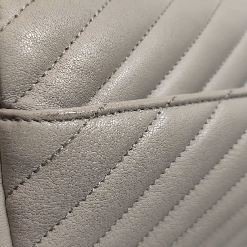 Saint Laurent College羊皮純色V紋YSL標誌單肩包-16