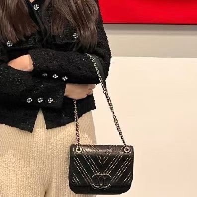 Chanel古巴系列V紋刺繡郵差包黑色 金扣 牛皮19*14*6.5  9新 配件塵袋 保卡