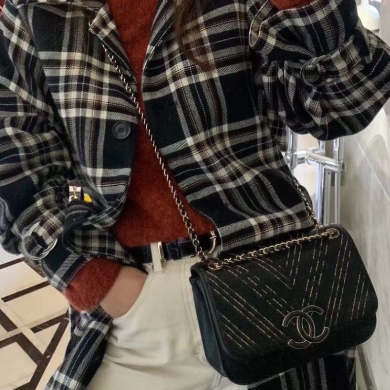 Chanel古巴系列V紋刺繡郵差包黑色 金扣 牛皮19*14*6.5 9新 配件塵袋 保卡-1