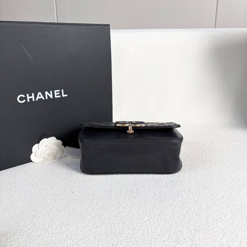 Chanel古巴系列V紋刺繡郵差包黑色 金扣 牛皮19*14*6.5 9新 配件塵袋 保卡-6