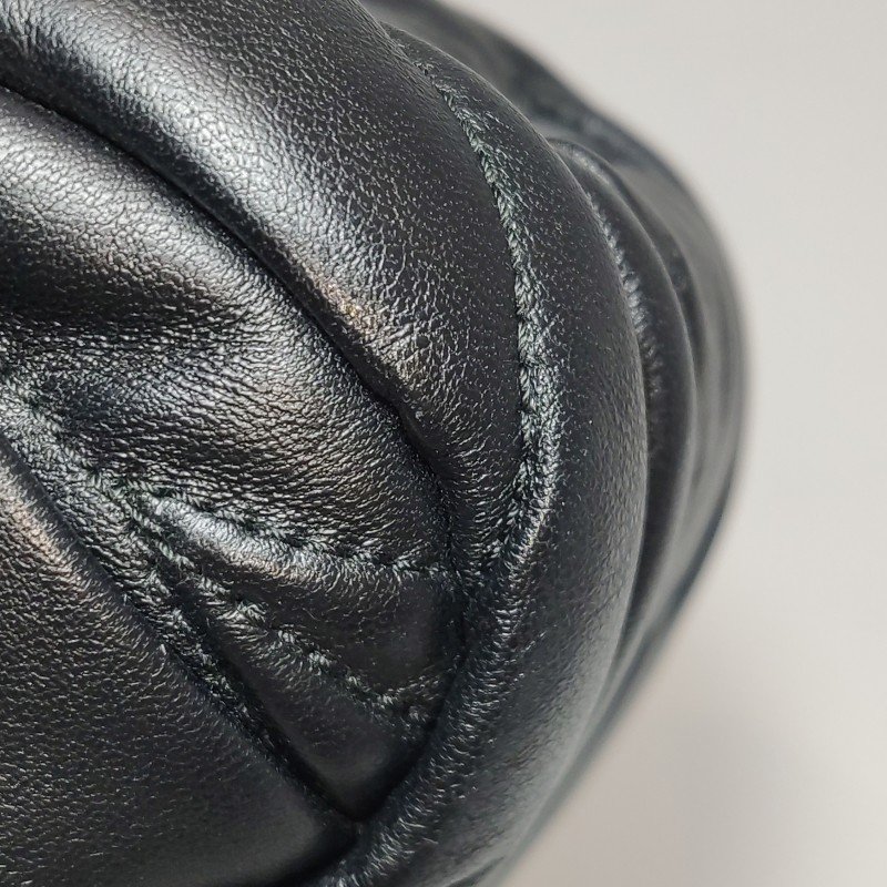 Miu Miu Belle羊皮純色字母Logo褶皺斜挎包單肩包-16