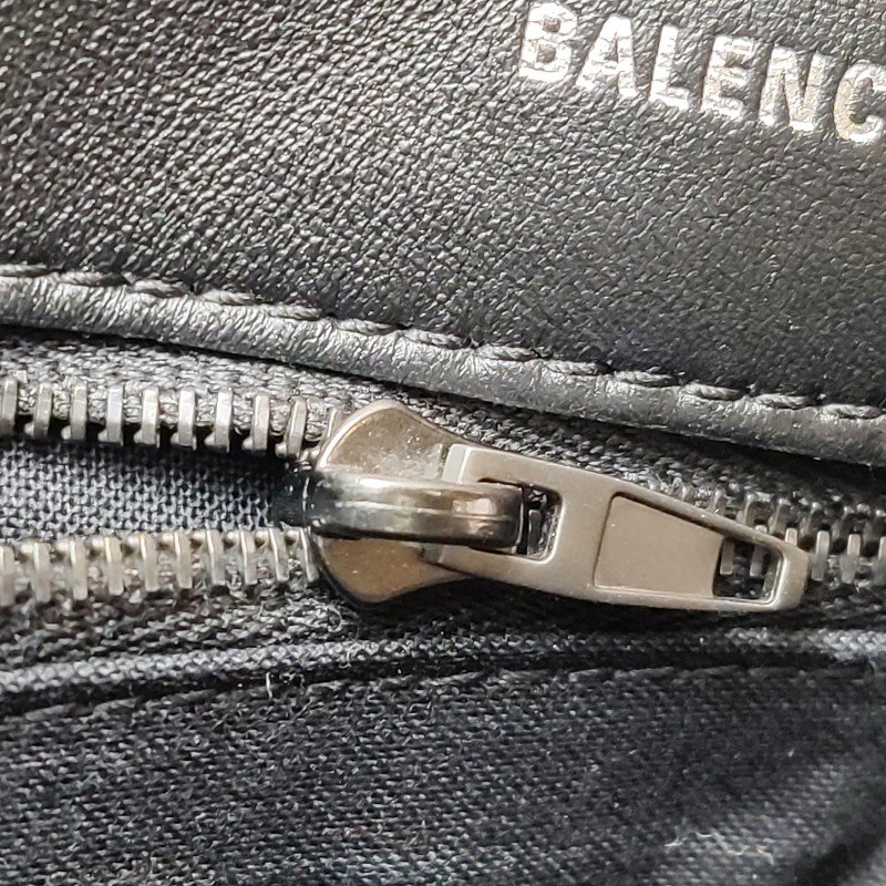 Balenciaga牛皮純色菱格絎縫B扣飾手拿包-10
