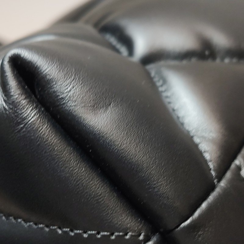 Balenciaga牛皮純色菱格絎縫B扣飾手拿包-16