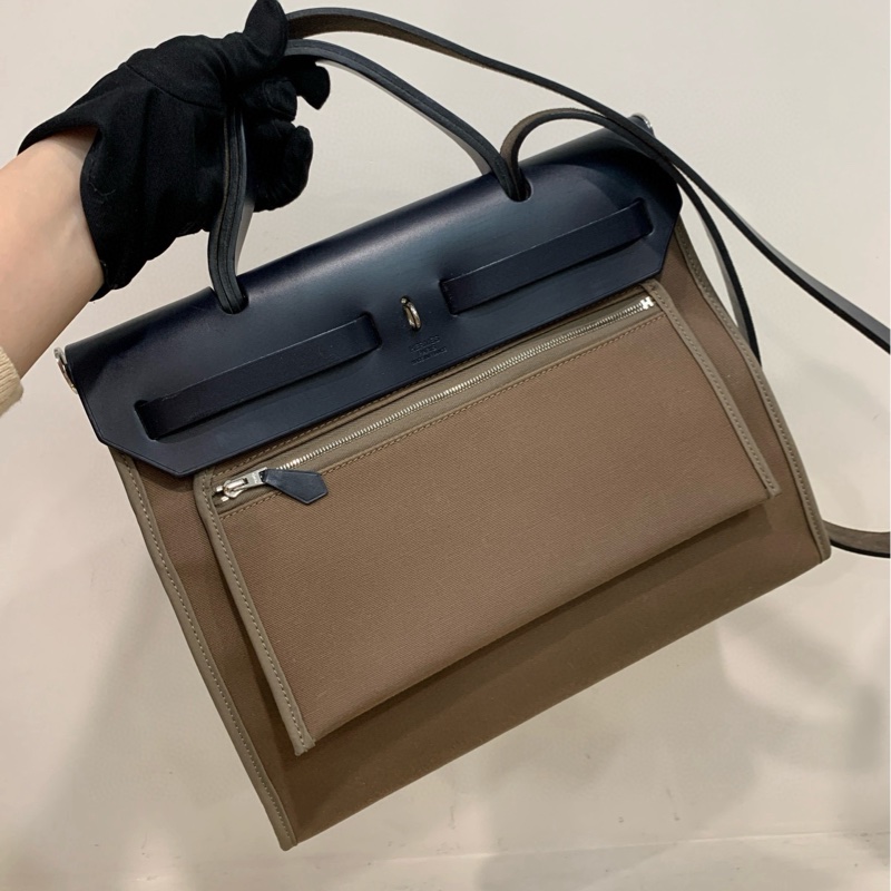 Hermes愛馬仕 herbag31 熱門風衣灰配色 熱門經典款 男女可背 福利價。-2