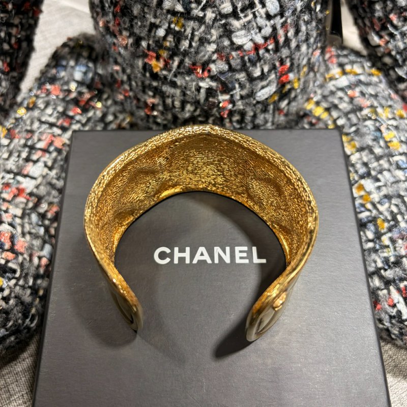 CHANEL 格紋寬版手環 金色-4
