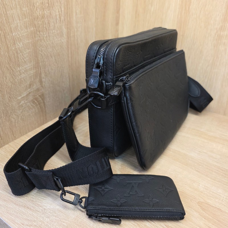 [超有型個性款🥰現省3萬] LV黑牛皮壓紋黑釦Trio三合一肩斜背包-1