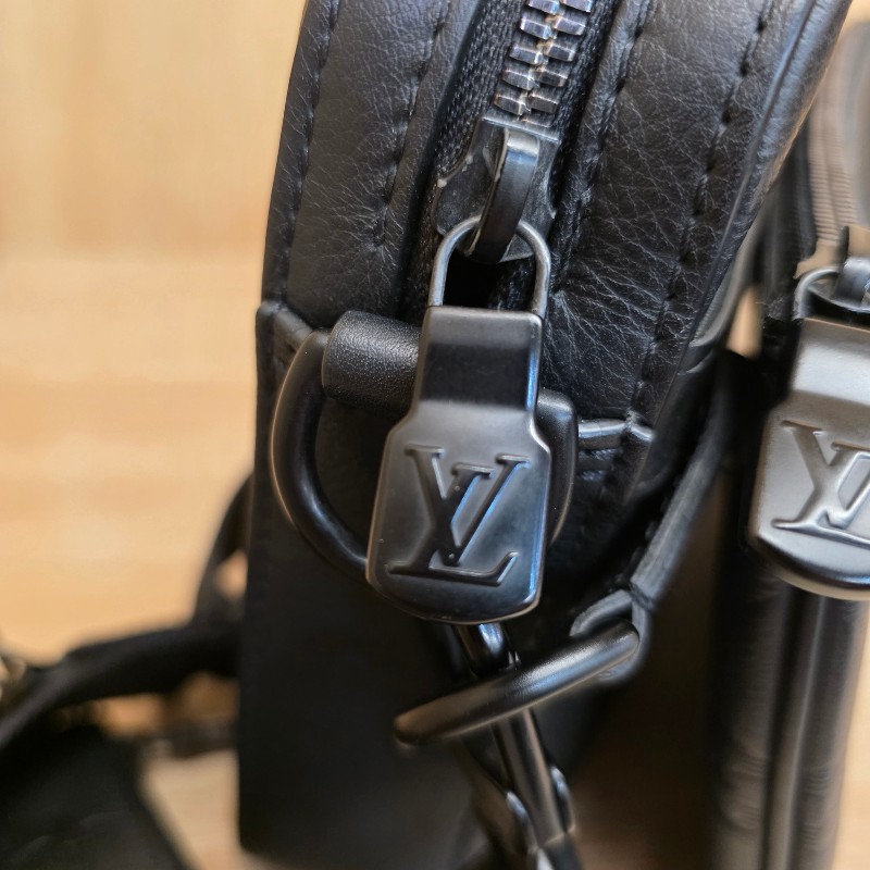 [超有型個性款🥰現省3萬] LV黑牛皮壓紋黑釦Trio三合一肩斜背包-8