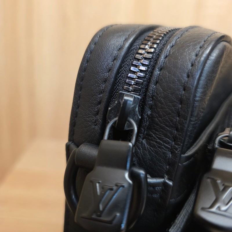 [超有型個性款🥰現省3萬] LV黑牛皮壓紋黑釦Trio三合一肩斜背包-9