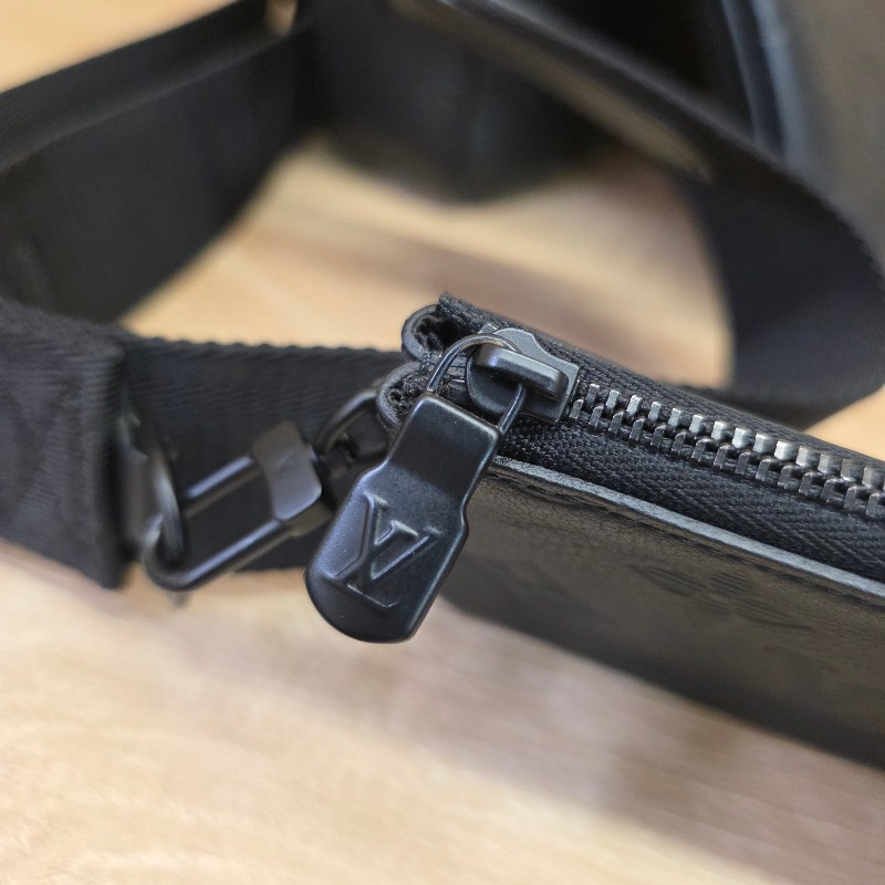 [超有型個性款🥰現省3萬] LV黑牛皮壓紋黑釦Trio三合一肩斜背包-16