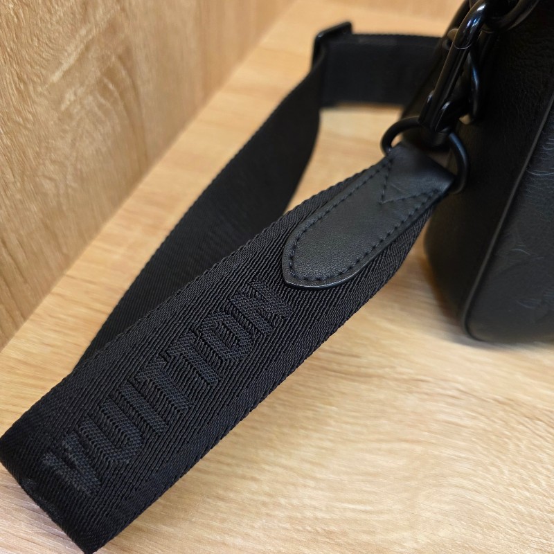 [超有型個性款🥰現省3萬] LV黑牛皮壓紋黑釦Trio三合一肩斜背包-21