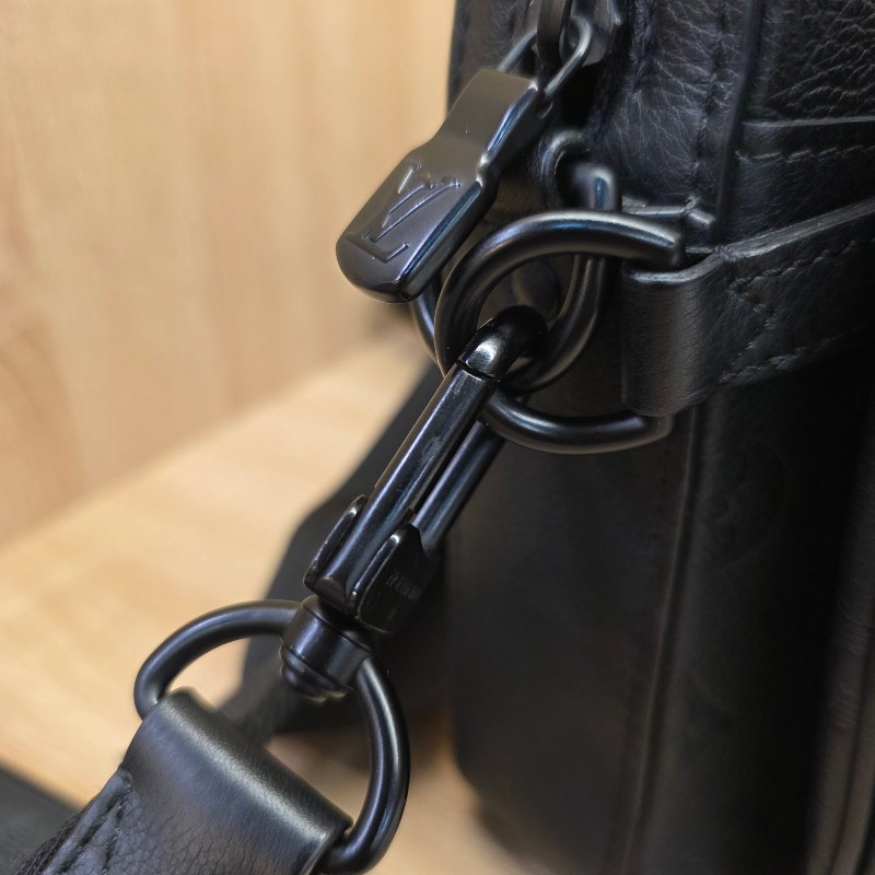 [超有型個性款🥰現省3萬] LV黑牛皮壓紋黑釦Trio三合一肩斜背包-22