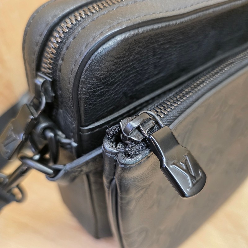 [超有型個性款🥰現省3萬] LV黑牛皮壓紋黑釦Trio三合一肩斜背包-24