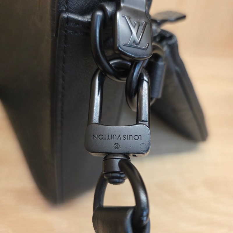 [超有型個性款🥰現省3萬] LV黑牛皮壓紋黑釦Trio三合一肩斜背包-25