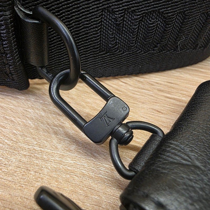 [超有型個性款🥰現省3萬] LV黑牛皮壓紋黑釦Trio三合一肩斜背包-26