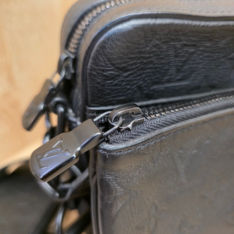 [超有型個性款🥰現省3萬] LV黑牛皮壓紋黑釦Trio三合一肩斜背包-27