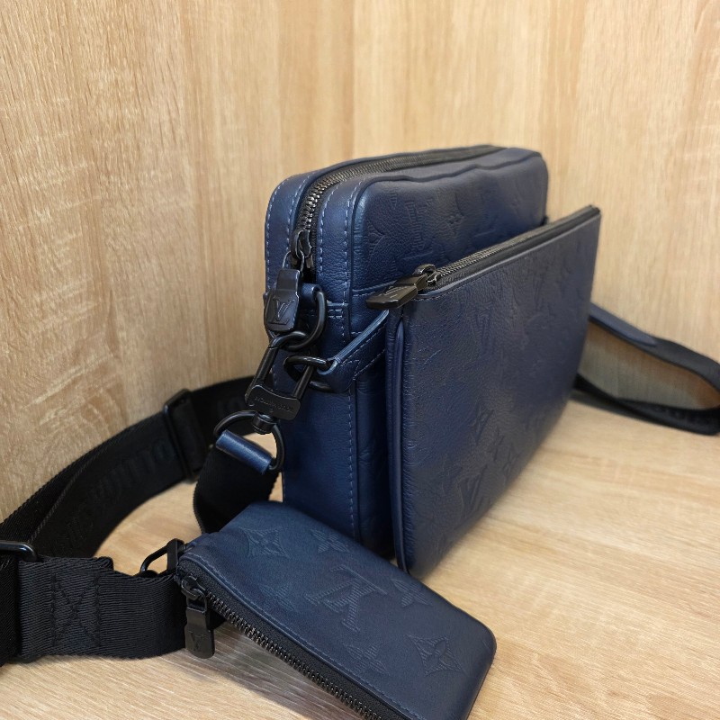[夯款🥰現省3.5萬] LV深藍牛皮壓紋黑釦Trio三合一肩斜背包-1