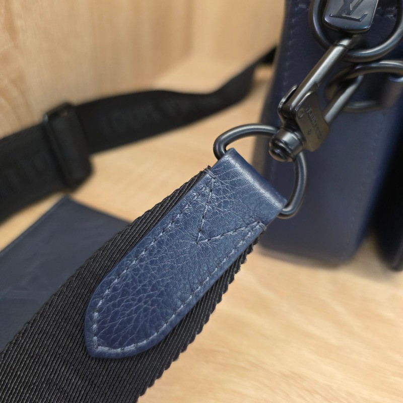 [夯款🥰現省3.5萬] LV深藍牛皮壓紋黑釦Trio三合一肩斜背包-3