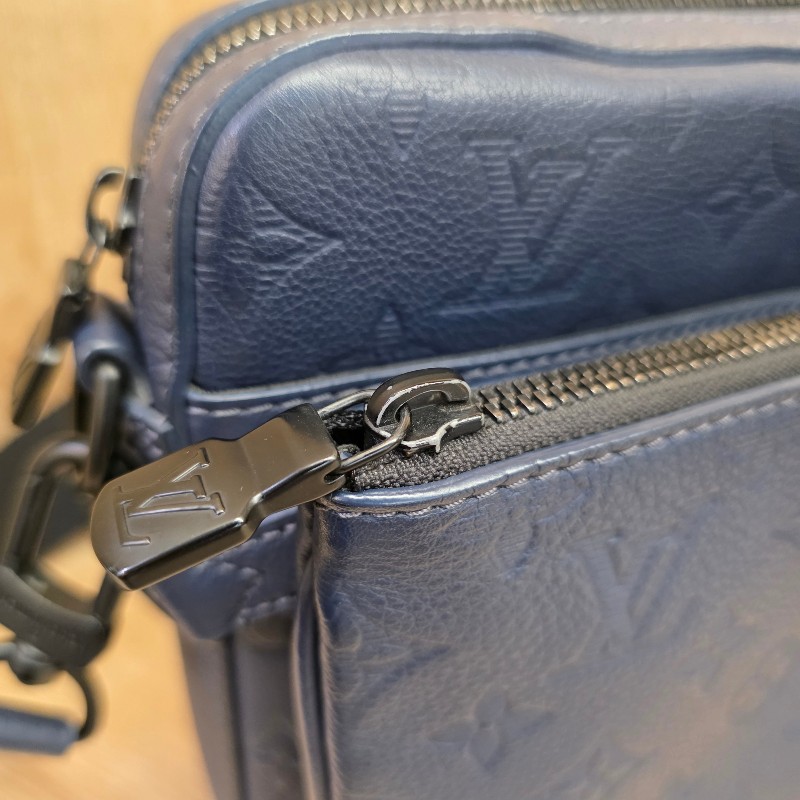 [夯款🥰現省3.5萬] LV深藍牛皮壓紋黑釦Trio三合一肩斜背包-11