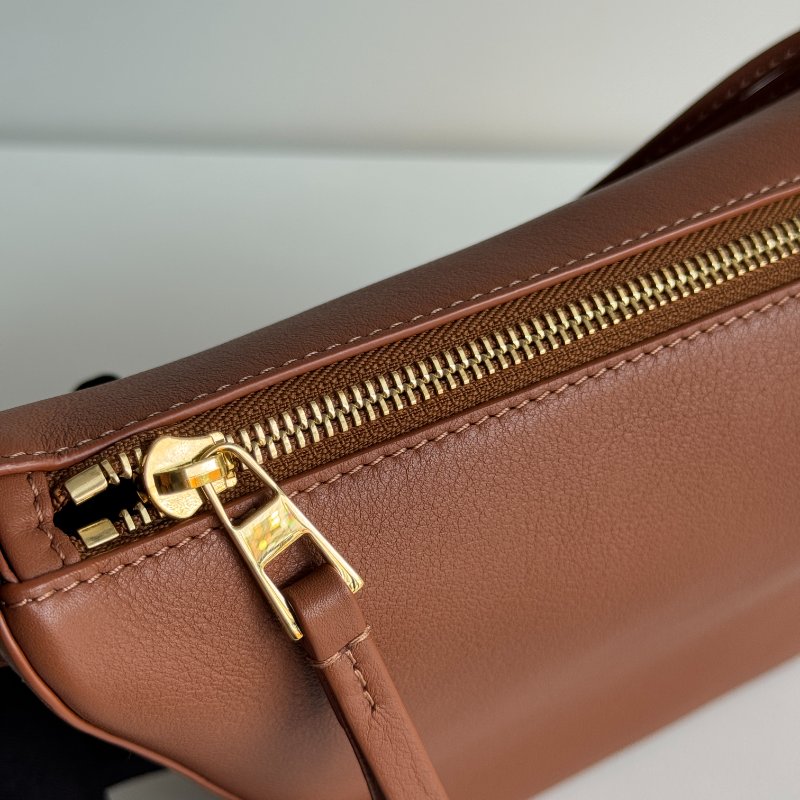 LOEWE Hammock Hobo 棕-9