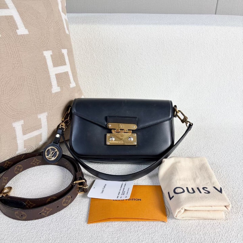 Lv秀款Swing黑色郵差包  芯片款 黑色 金扣 22*14*4 98新配件肩帶塵袋-1